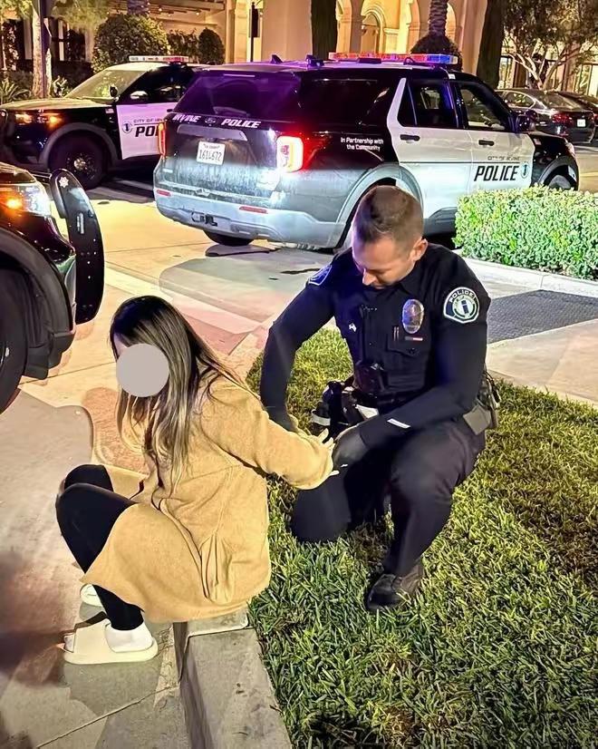 两个女华人在美国丢人现眼，真的是给我们抹黑了，近日在美国加州尔湾地区警方逮捕了2