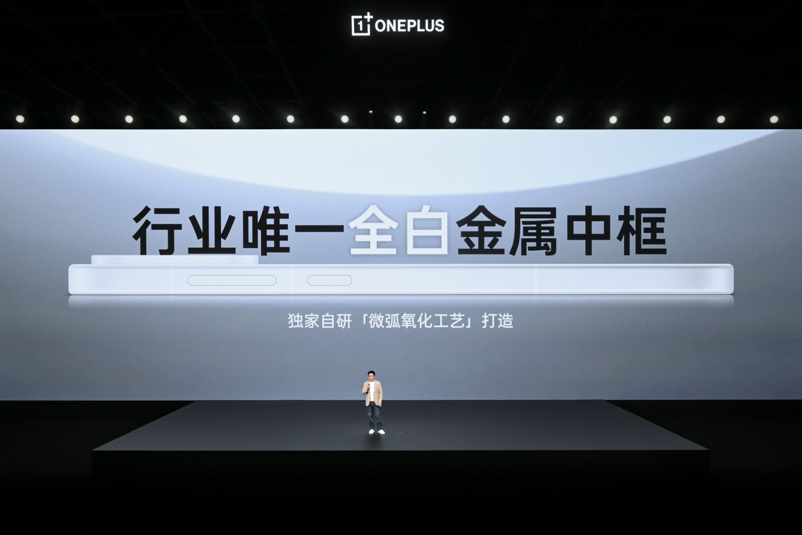 一加15T，我愿称之为“单手的神”……对于大部分人而言，「治愈白巧」应该是最适合