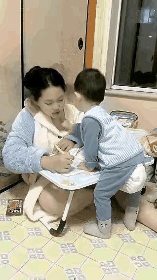 血脉压制果然厉害，不听话就不惯着你！姐姐写字，你敢捣乱，给你点教训。