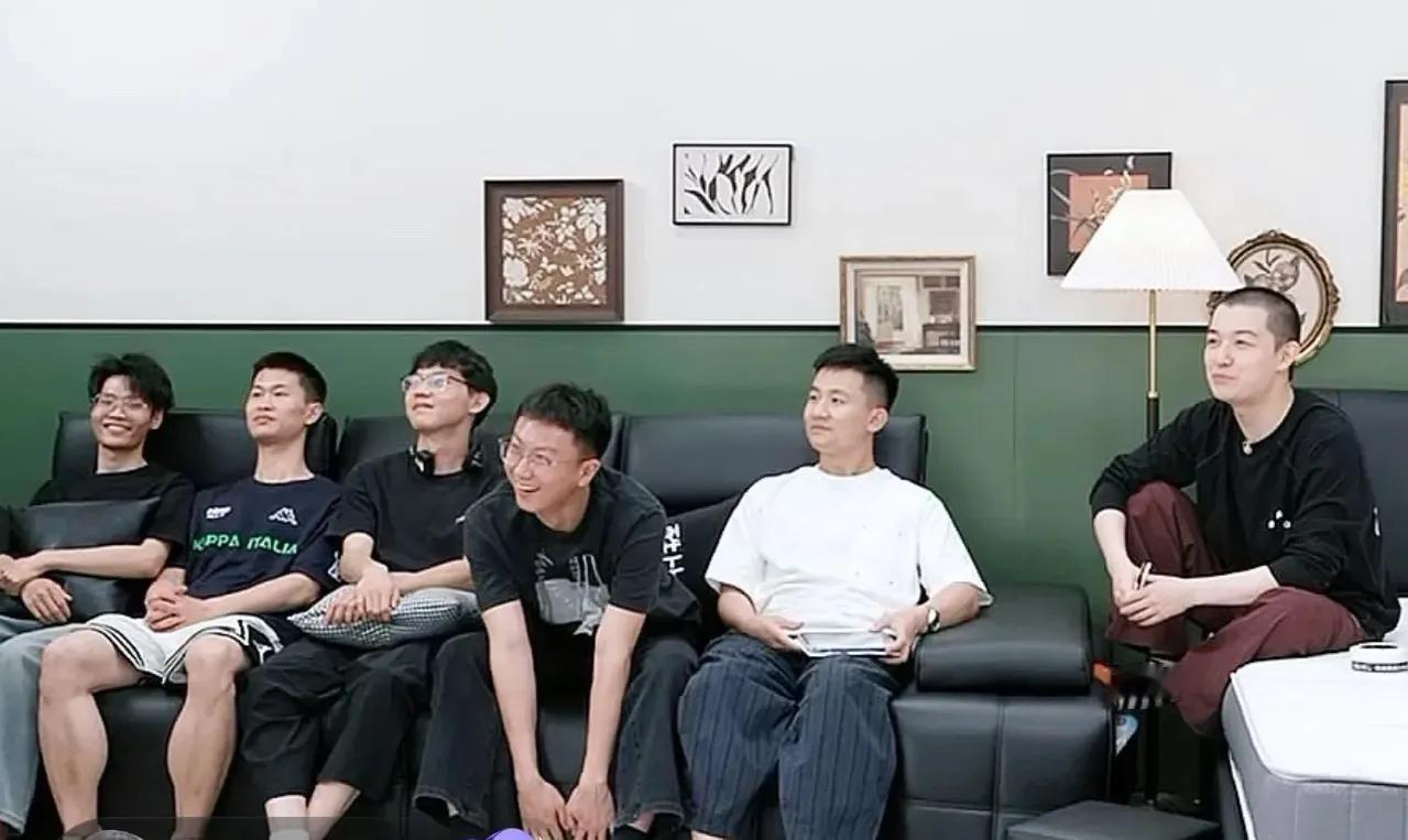 谁能想到？五千元的沙发，与辉同行以全员“躺平”的姿态卖出1300张，谁能想到老俞