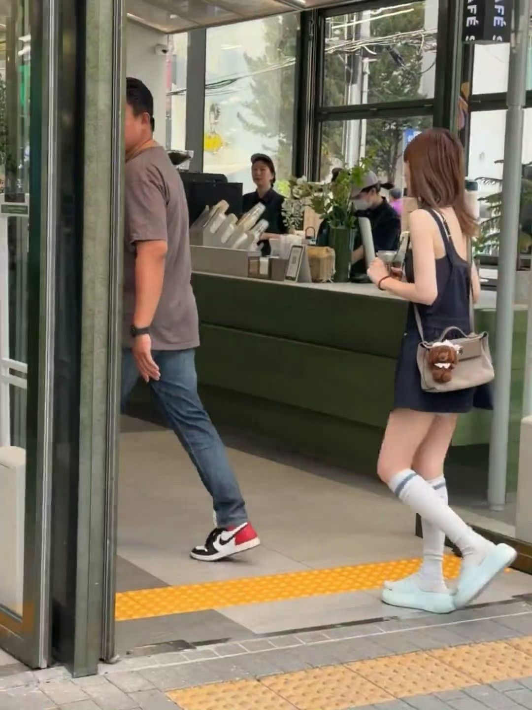 这几天全世界都在小韩街头偶遇这个很美萌的露思赵露思在韩国被好多人偶遇韩国街头偶遇