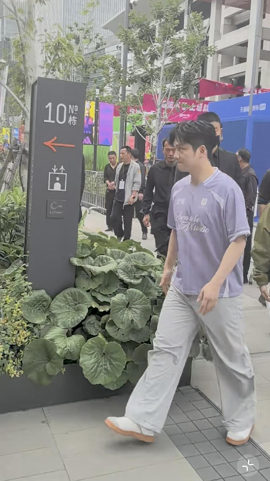 6月11日，樊振东现身上海参加安踏活动瘦了不少，网友调侃有1亿人在等他，因为外面