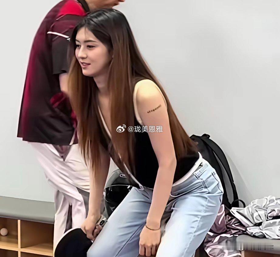 梁靖崑大大方方的，偶尔间晒出带娃和教媳妇打乒乓球的日常