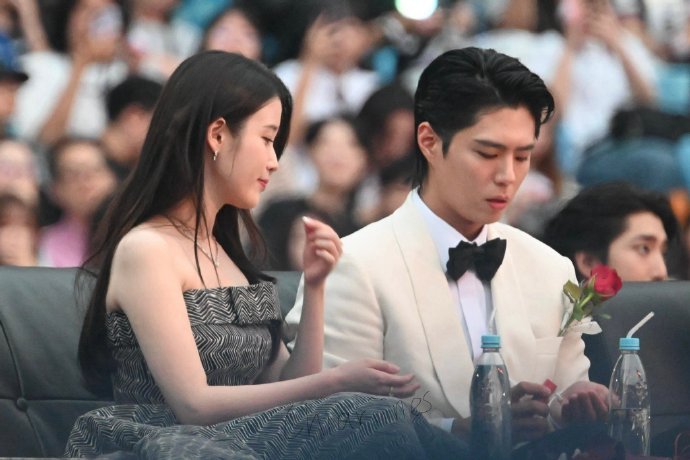 朴宝剑左边IU右边金裕贞朴宝剑端水大师笑晕了，AAA朴宝剑左边IU右边金裕贞，