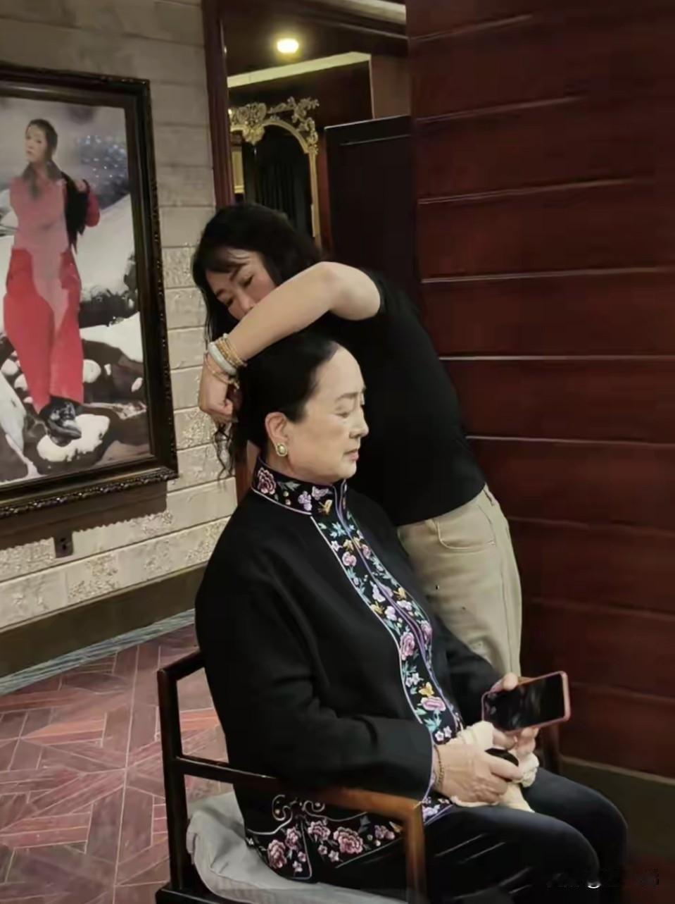 张金玲精心打扮一下漂亮多了，74岁的她，身材还是保持得很不错不知这个终身成就艺