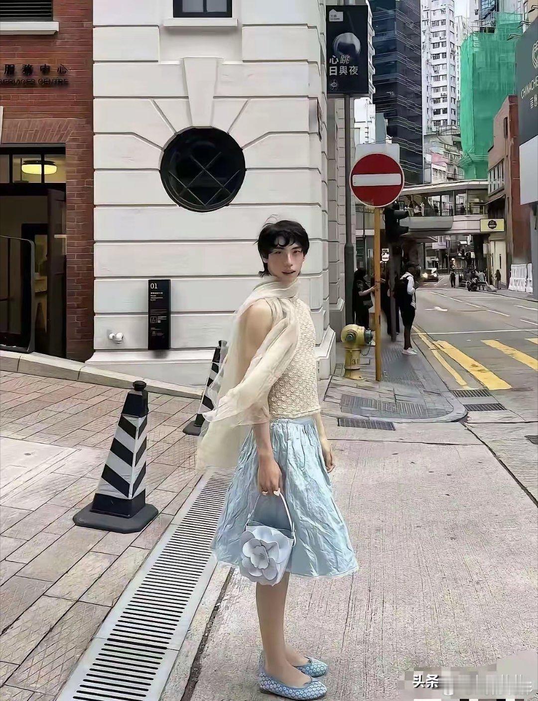 伊能静和庾澄庆的儿子庾恩利。网友评论：正常家庭，不会养出这样的孩子。父母离婚就容