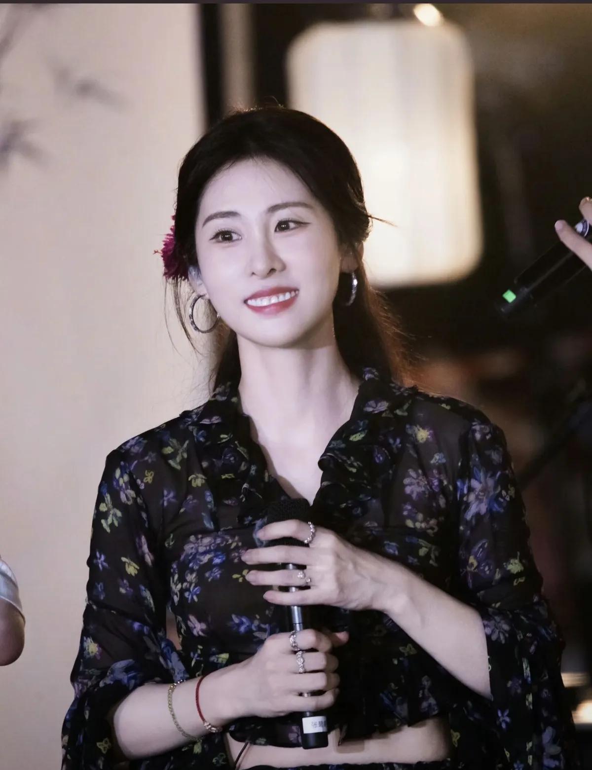 中国好声音那么多的冠军，只有张碧晨没选错张碧晨确实流量大，她让很多她