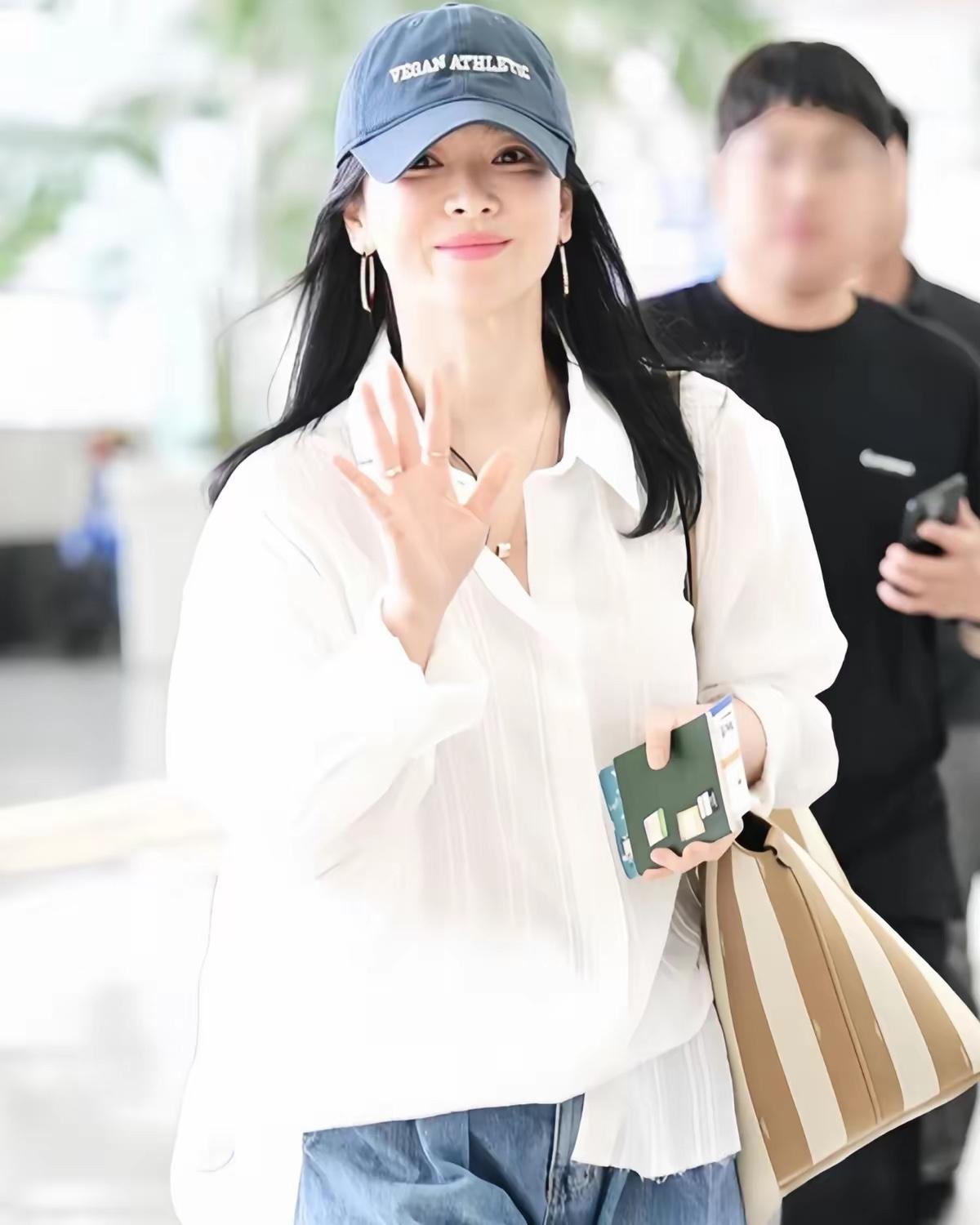 谁能想到，女神宋慧乔仅凭一套机场穿搭，再次把自己焊在了时尚热搜上。这组机场图里，