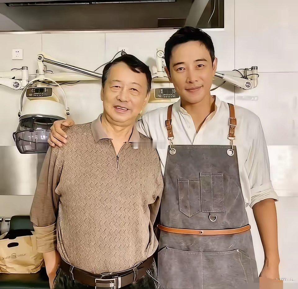 唐嫣估计现在打击太大了不是因为王家卫也不是因为婚变，而是一直疼爱自己的公公去世了