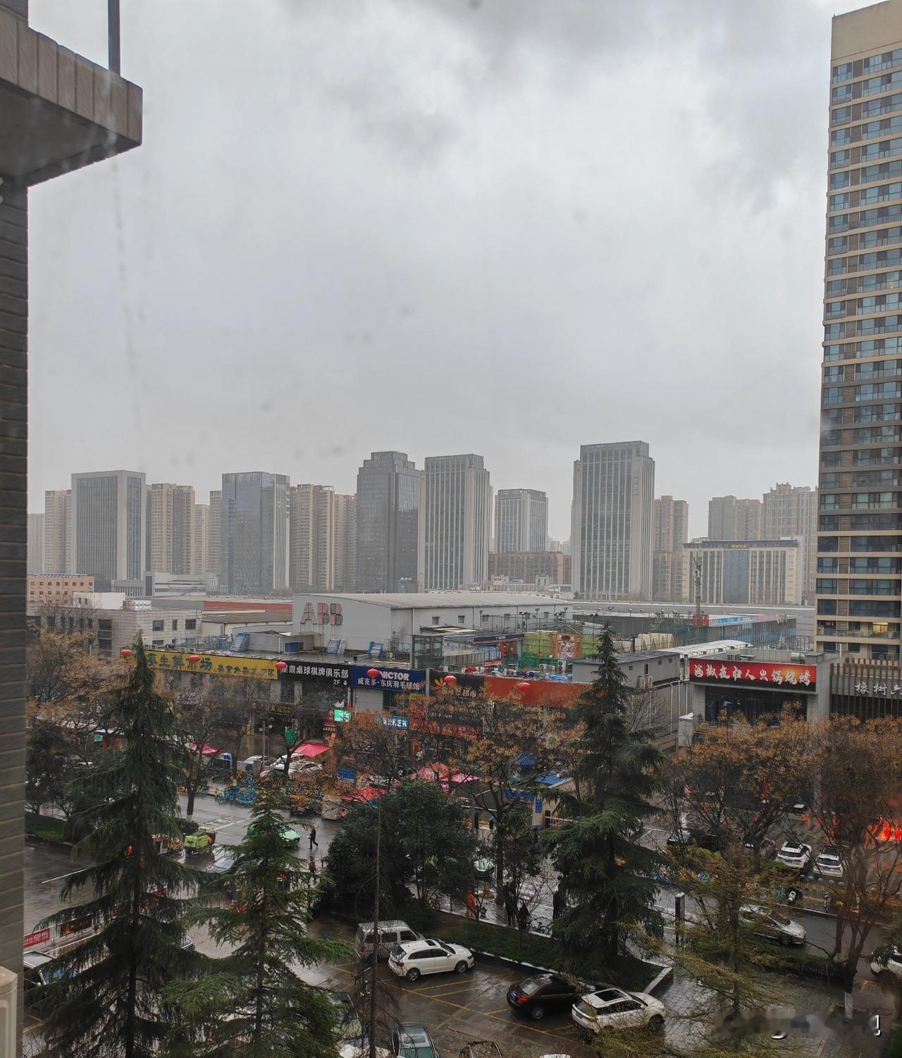 从监控里看，天水东部农村老家下雨了，但空气质量是中度污染、扬沙天气，每年春天老家