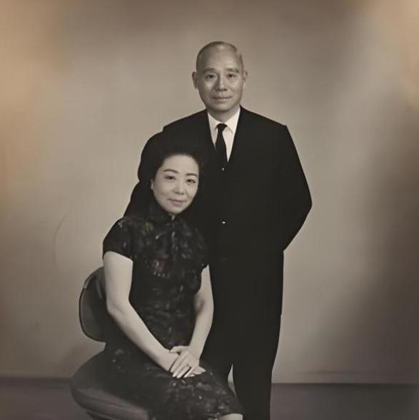 1938年，顾祝同偷偷在外养小妾，并把小妾肚子搞大，妻子许文蓉知道后，不哭不闹，