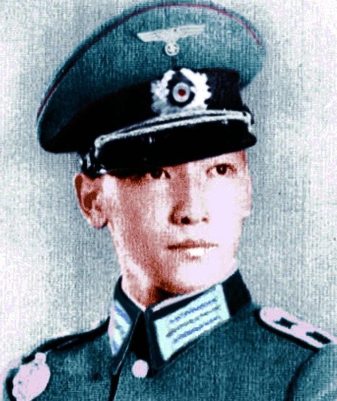 1942年,蒋纬国看到一位美丽的少女,上前和她搭讪:“小姐,报纸能借我看一下吗?