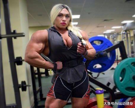 肌肉女身材比健美男运动员还壮实, 不看脸都以为这是肌肉猛男