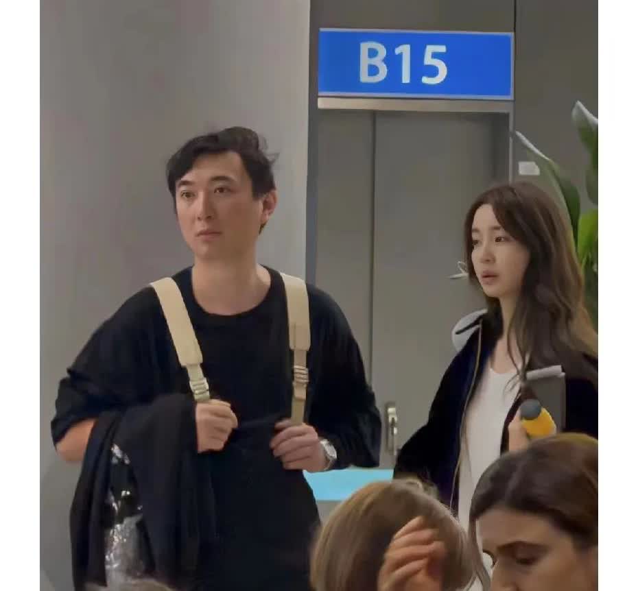 王思聪懒懒在国外被偶遇，两人在一起一年了，网友:两人都长得有夫妻相了。万达一没落