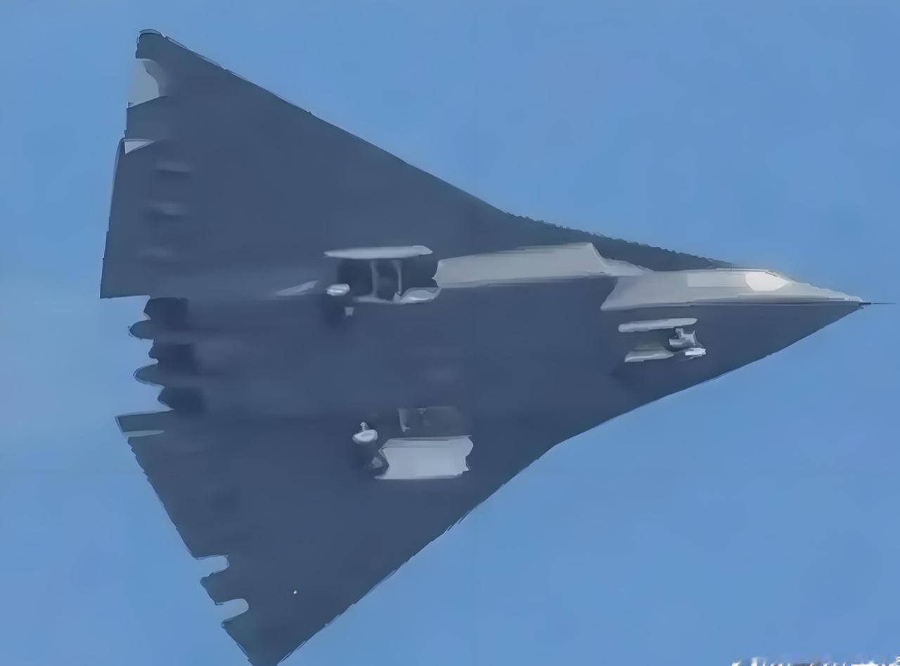 成飞的“六代机”一年之内大变样了，距离服役还会🈶多久。目前，成六代的2号机震撼