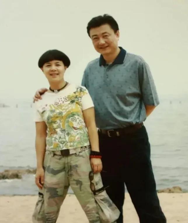 1988年，王宁领着金龟子刘纯燕去办结婚证，工作人员问王宁：“小伙子，怎么一个人