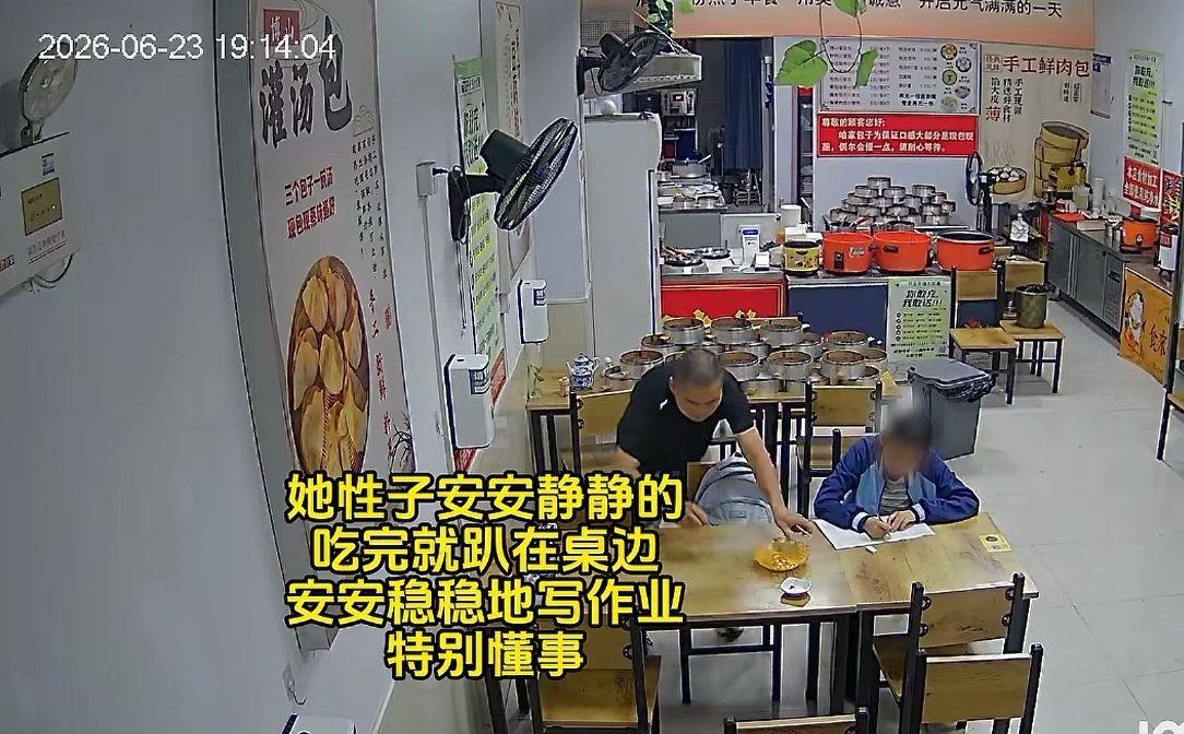 山东淄博，一家新开的灌汤包小店，晚上客人很少，老板本来打算关停晚市，但他发现一个