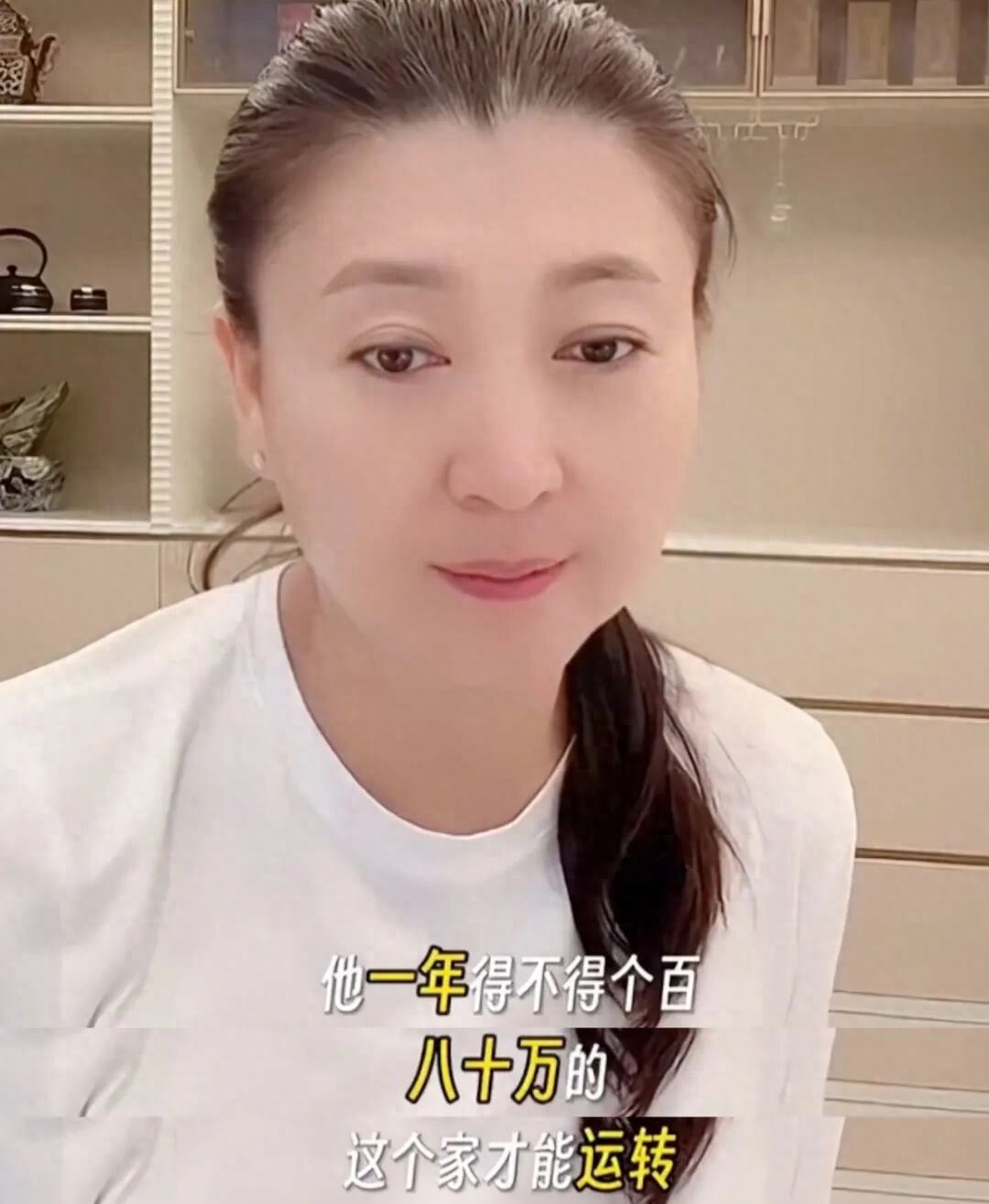 客厅都大得能打球，就这闫学晶怎么还在哭穷啊？一年能赚百八十万我们估计都高兴得不知