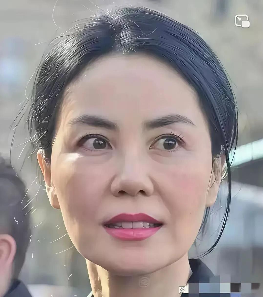 女神们都老了，难怪我们也老了呢！她们保养的那么好，依然阻挡不了皱纹爬到脸上呀！