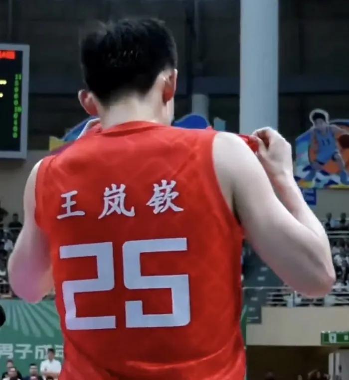 杨鸣指导不用的球员原来这么强！在刚刚结束的一场全运会男篮预选赛中，山东队以88