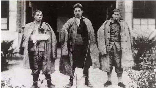 1935年，王耀武得知部下俘虏了一个红军师长，兴冲冲的跑过去准备审讯，但当他看到