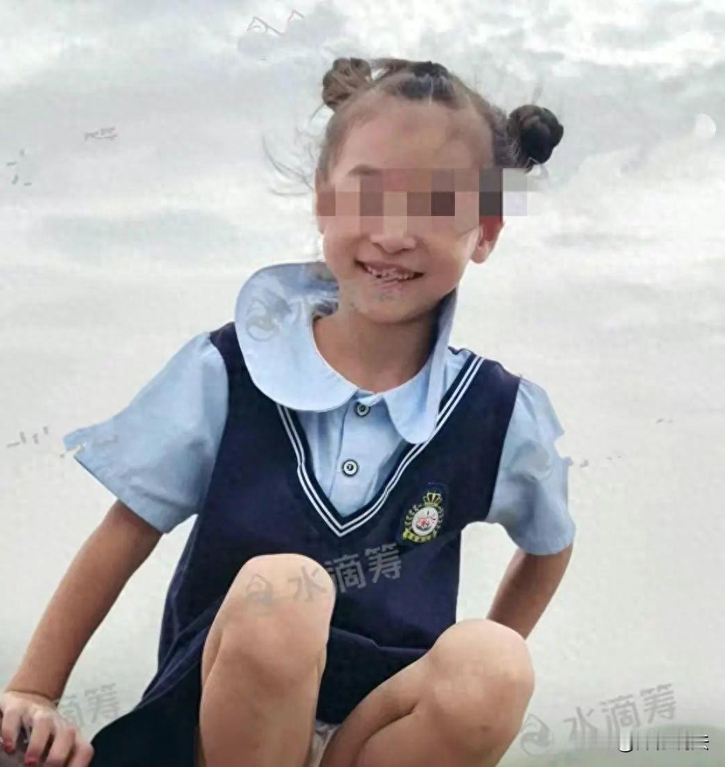 河南汝州，一位33岁的妈妈正在厨房为家人准备早餐，她7岁的女儿刚走到厨房门口。毫