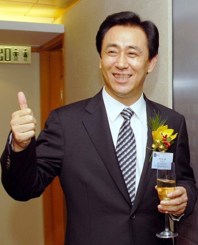 许家印连下八步错棋，步步深陷深渊从曾经缔造商业传奇的地产巨头，到如今跌落神坛沦