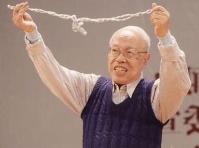 中美差距有多大？中国科学院院士姜伯驹一语惊人：“不是别人卡我们脖子，而是我们的教