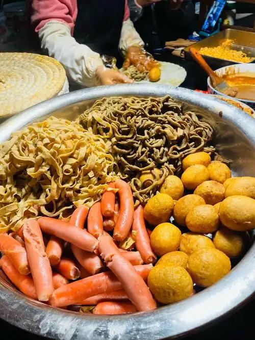 盘点十种卫生隐患极大的常见小吃路边小摊美食，性价比高、味道诱人，是很多人逛街必