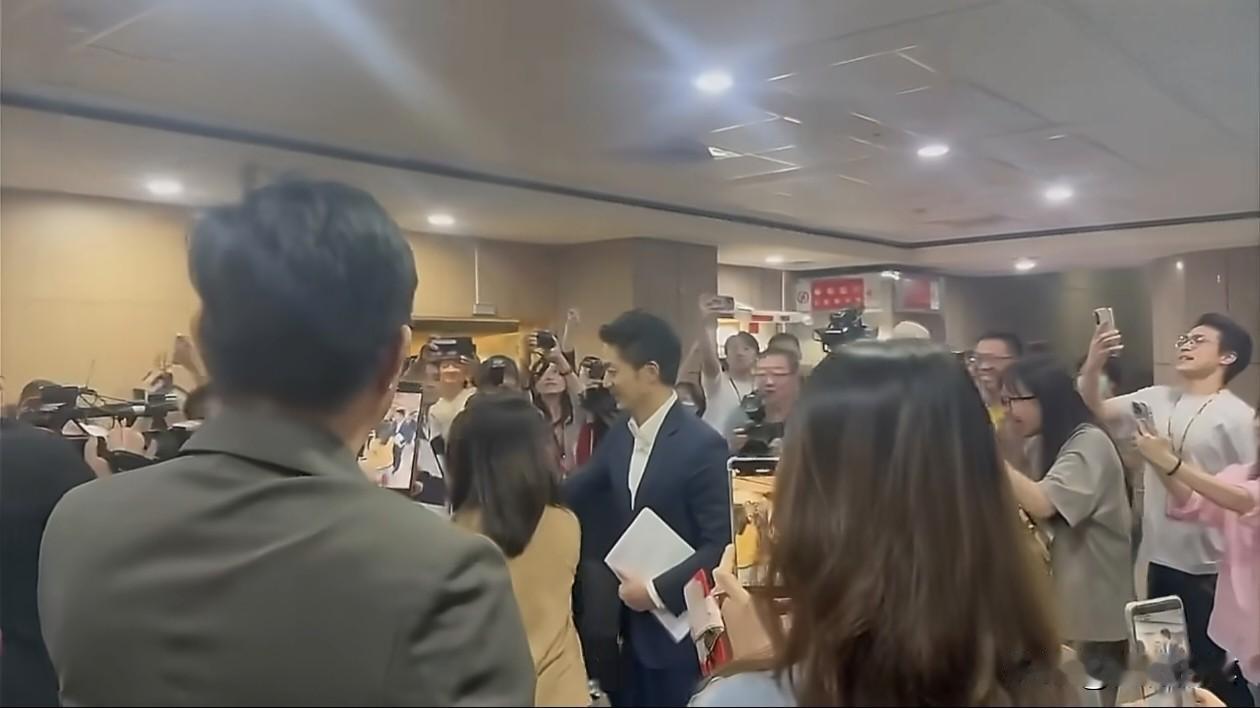 真的匪夷所思，这两天沈伯洋与蒋万安先后都接受蓝营媒体的采访，没想到的是虽然媒体不