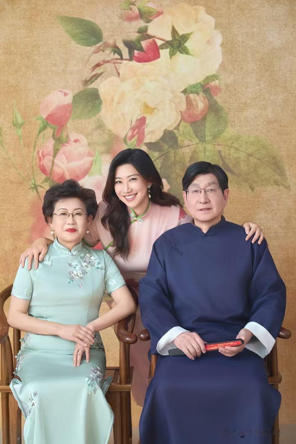 6月21日，脱口秀演员范湉湉更新社媒，并配文“父亲节快乐”。她晒出3张全家福，爸