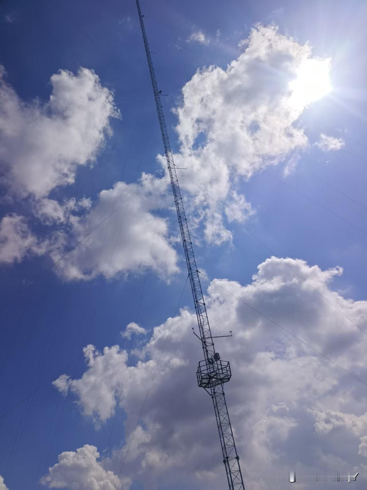 天空晴朗，云朵飘逸，阳光明媚。这样的地方太漂亮了。