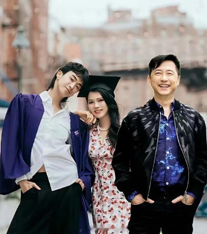 伊能静儿子恩利这样穿估计是受欧美文化影响较大，好在他的父母还是挺支持的，真的很开