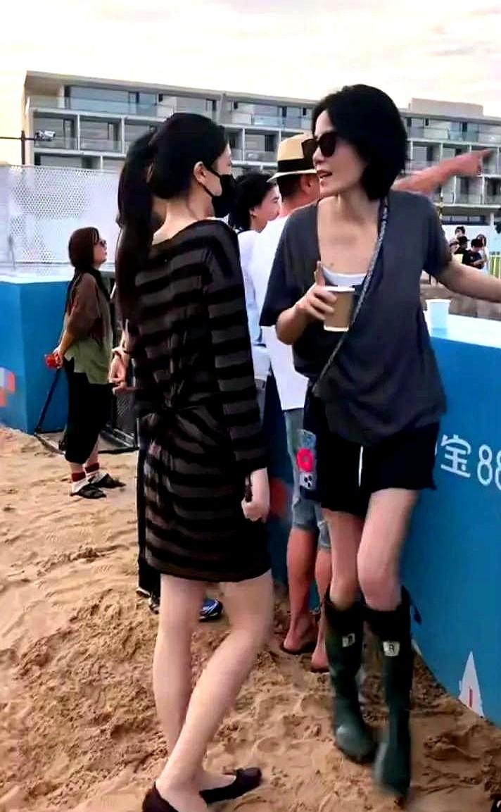 音乐节大屏幕镜头突然扫过VIP区，台下两个捂脸躲镜头的女人，瞬间让现场炸了锅。