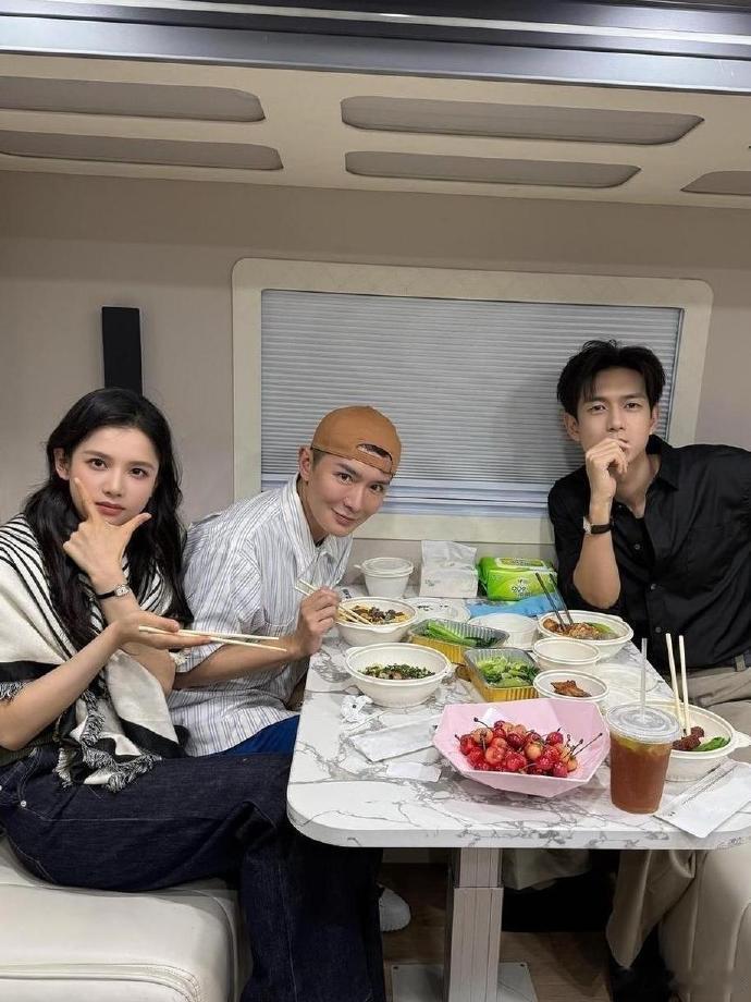明星剧组餐居然这么清淡，张婧仪原图美到失语啊