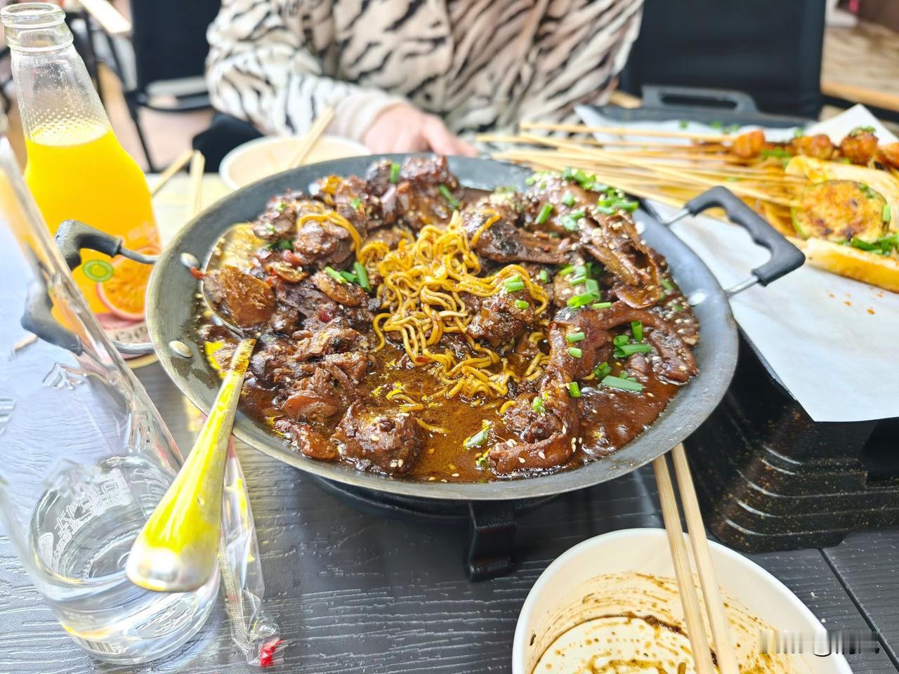 刚坐下就被这锅肉香勾得挪不开眼，深褐色的酱汁裹着大块的肉在铁锅里咕嘟着，中间卧着