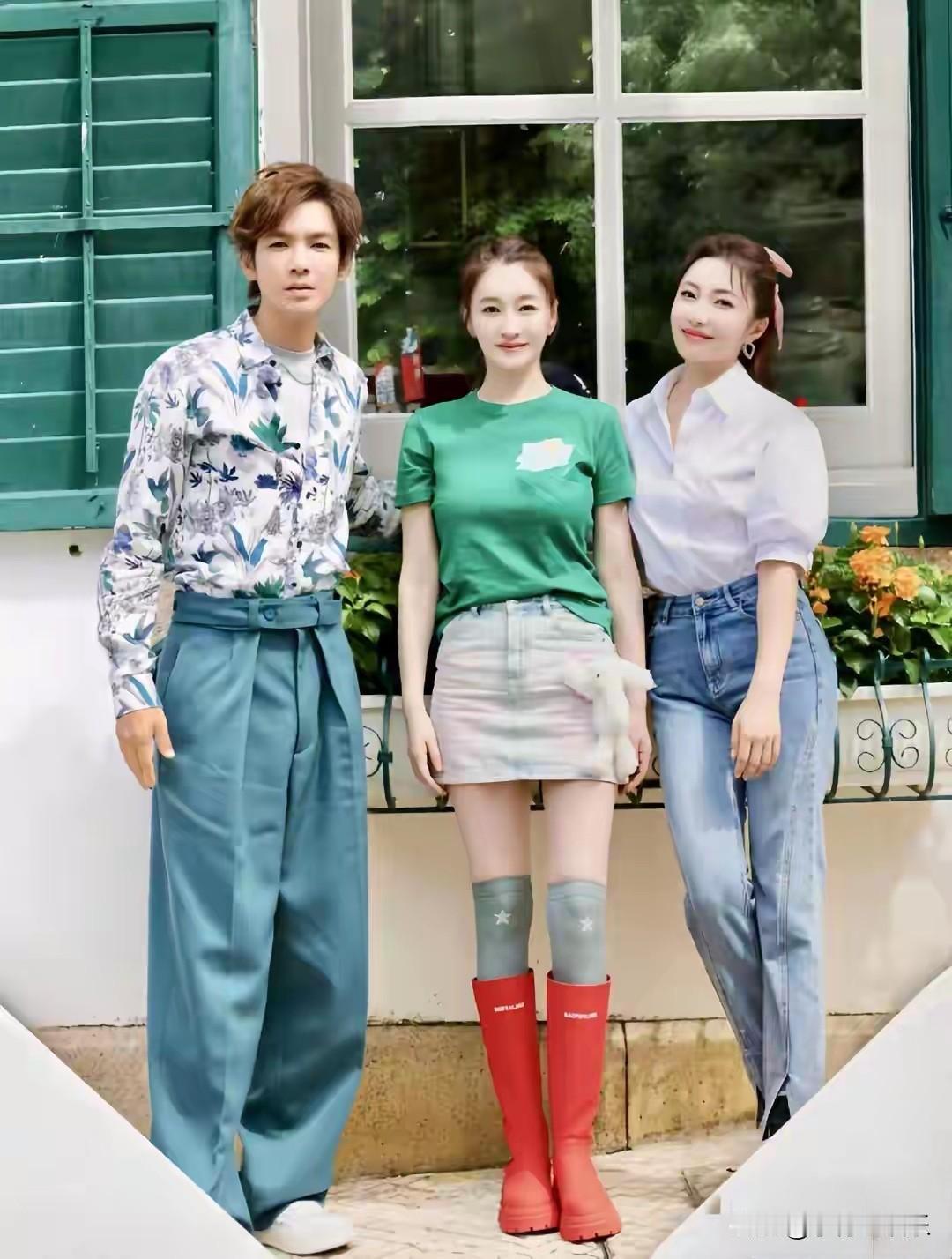 这三位可都是大明星呀，穿搭怎么土里土气的呢，一点也不洋气，特别是中间的这位，没有