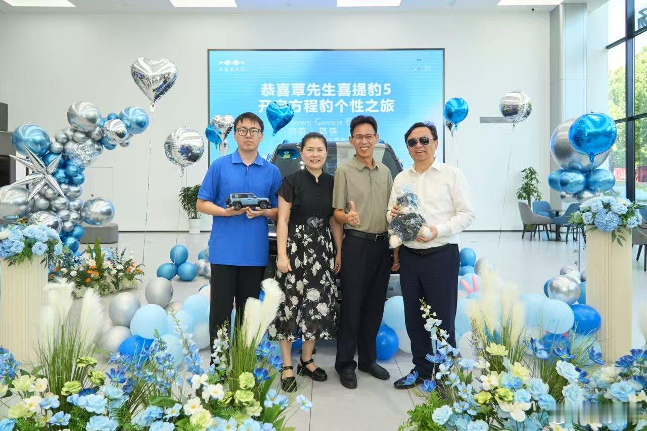 比亚迪总裁王传福最近在线下密集交车啊，上到仰望下到海鸥，与车主亲切合影真的太