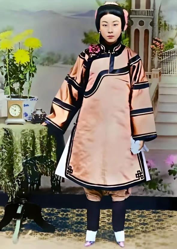 晚清名妓杨翠喜，看起来像个孩子，可在当时她的身价高达12000金！“富二代”李叔