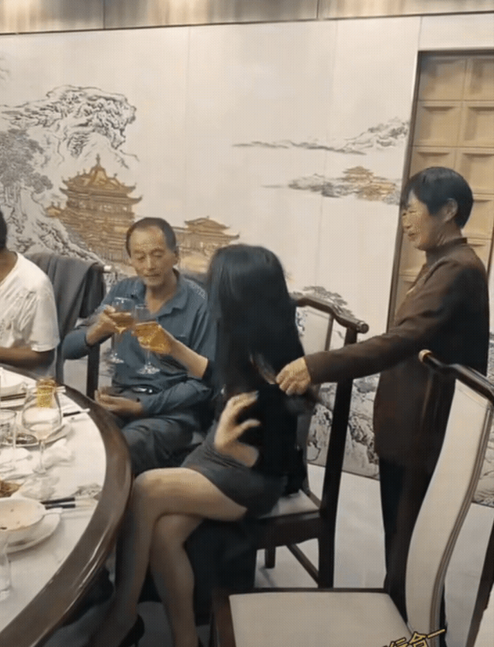 女儿要性感，妈妈要稳重，这就是两代人难以达成一致的代沟。