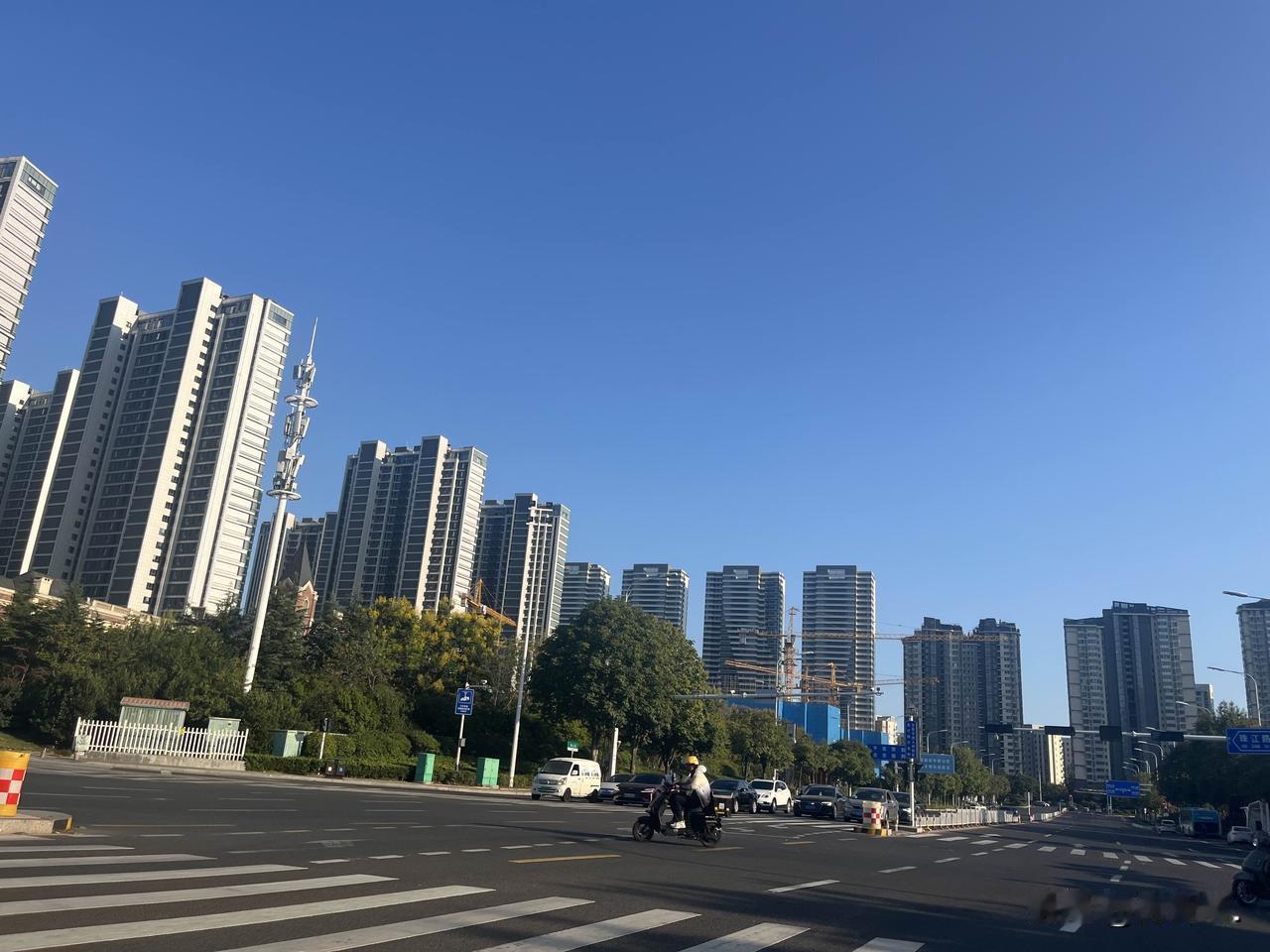 黄岛大高层，确实有点意思。出了隧道，沿着滨海大道，你会看到路两侧，有很多这样