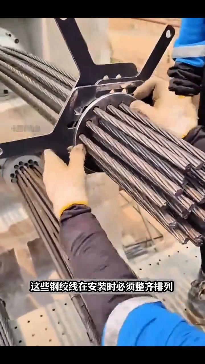 真的太聪明了。在大型桥梁或高层建筑的施工现场，我们经常能看到这样密集成捆的钢绞线