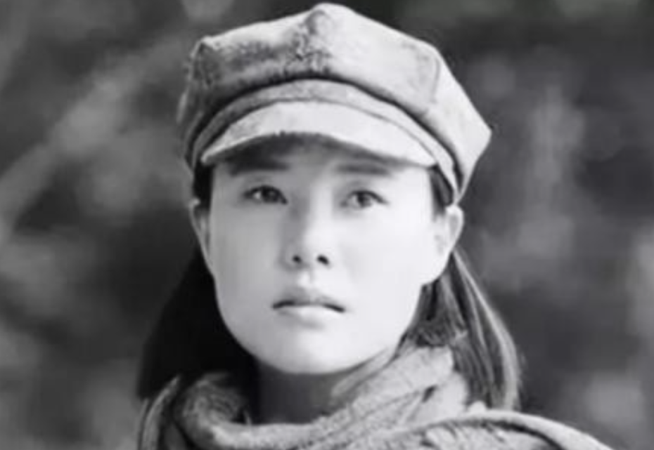 1937年，甘肃一貌美的女红军被敌人抓住，正要拉去砍头。突然，敌军军官叫住了行刑