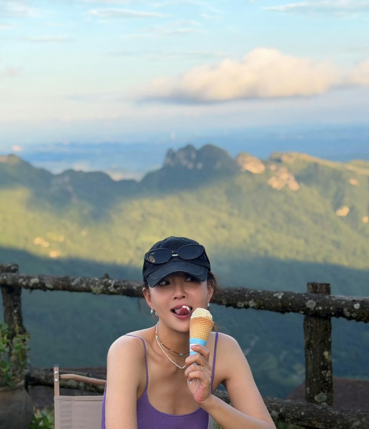 殷桃晒出入秋前的三张碎片照，山上吃冰淇淋、背影秀身材、茅草屋前赏景，三张图三种画风，直接把评论区聊热