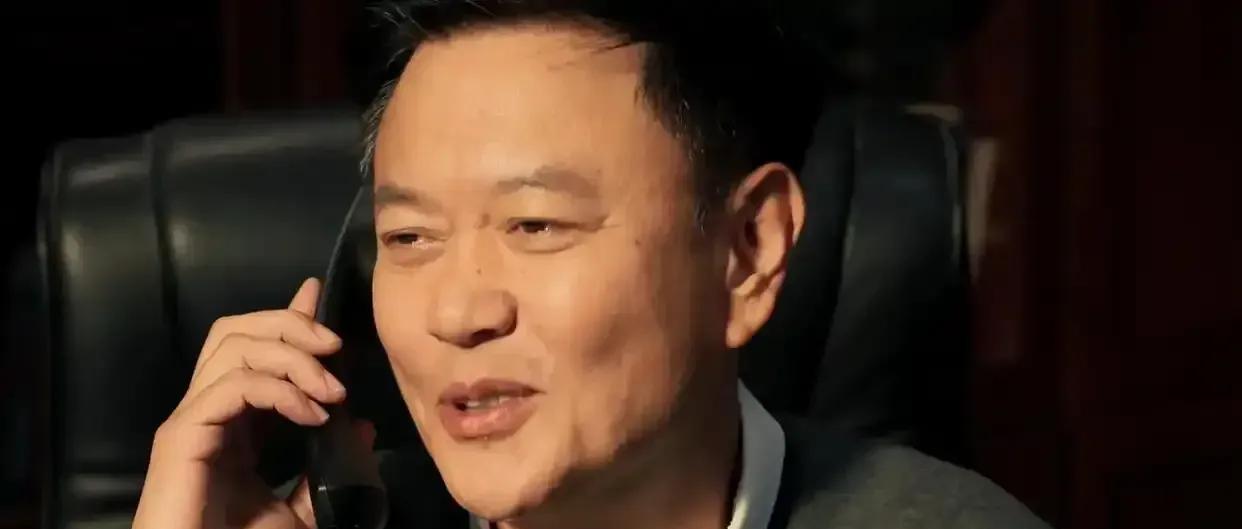 追剧《以法之名》出场人物多，剧情扑朔迷离，好人坏人一时难以分辨，尤其是冯嘉怡一