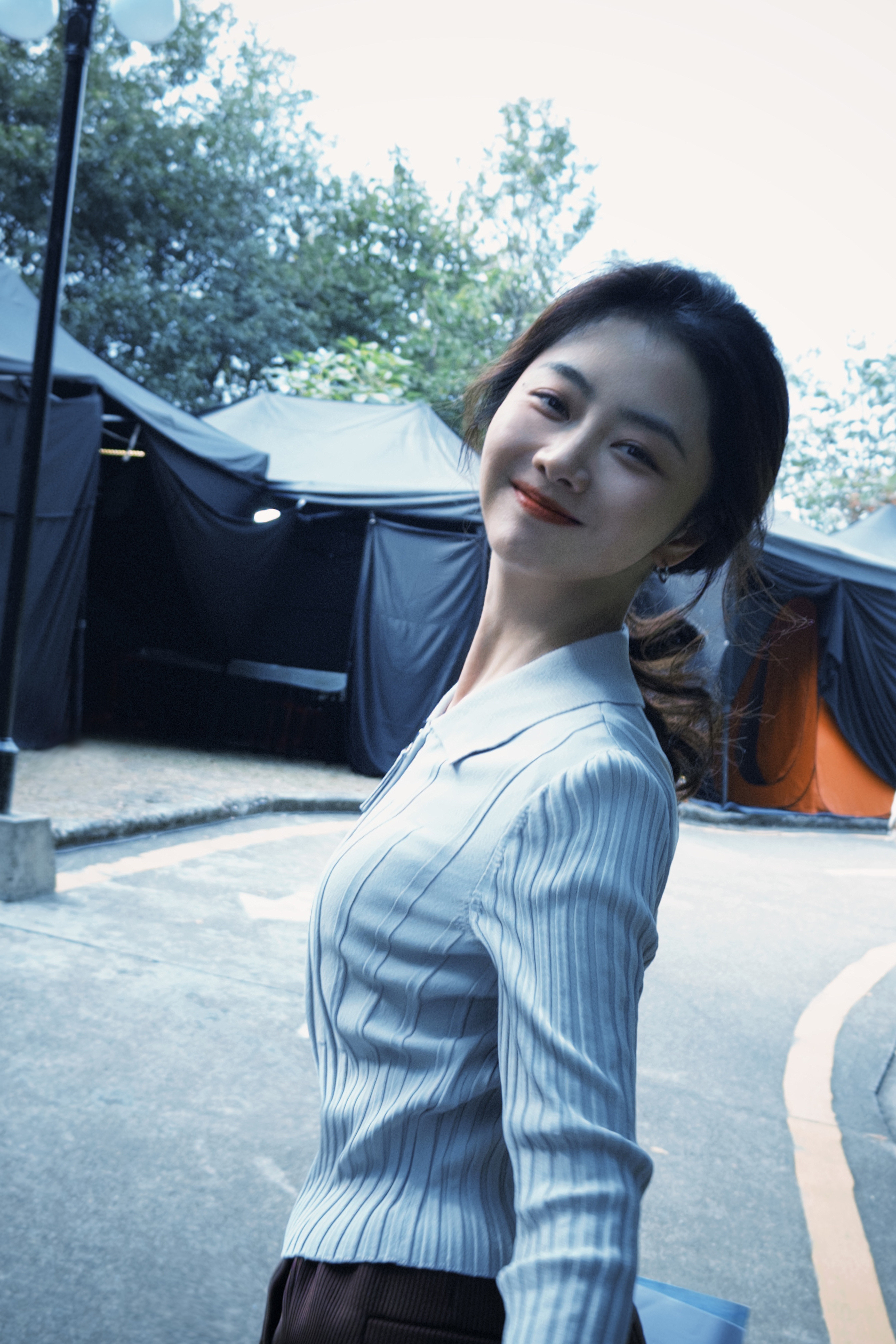 谭松韵🗾两小姐‘sPostcard兰韵清雅迎初夏，香风拂面启新程