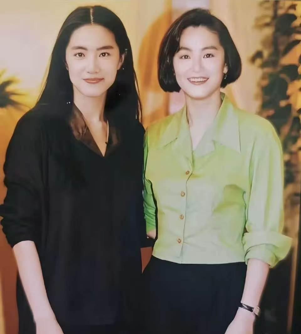 左边是施懿，右边是林青霞左边是林青霞替身，右边是林青霞本人。左边53岁身高1