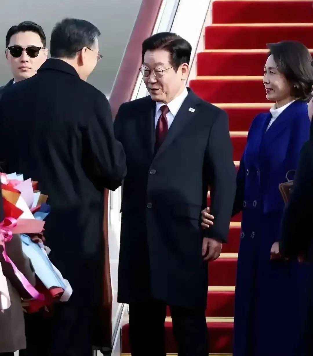 零下7℃光腿出访，59岁韩国夫人图啥镜头扫过去，宝蓝大衣裹得严实，肉色丝袜