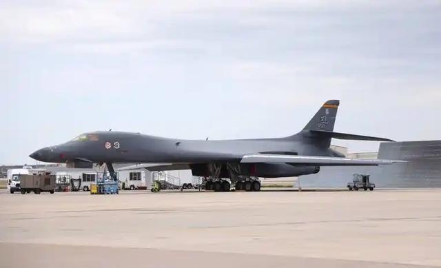 中国在美国周边没有军事存在。一旦中美爆发冲突，中国无法用常规军力打击美国本土，美