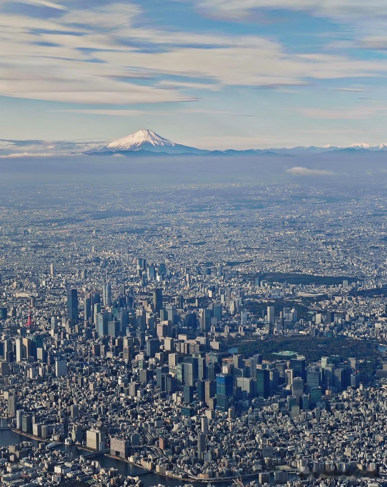 在飞机上俯视整个东京，建筑物密密麻麻，还有远处的富士山，十分震撼！